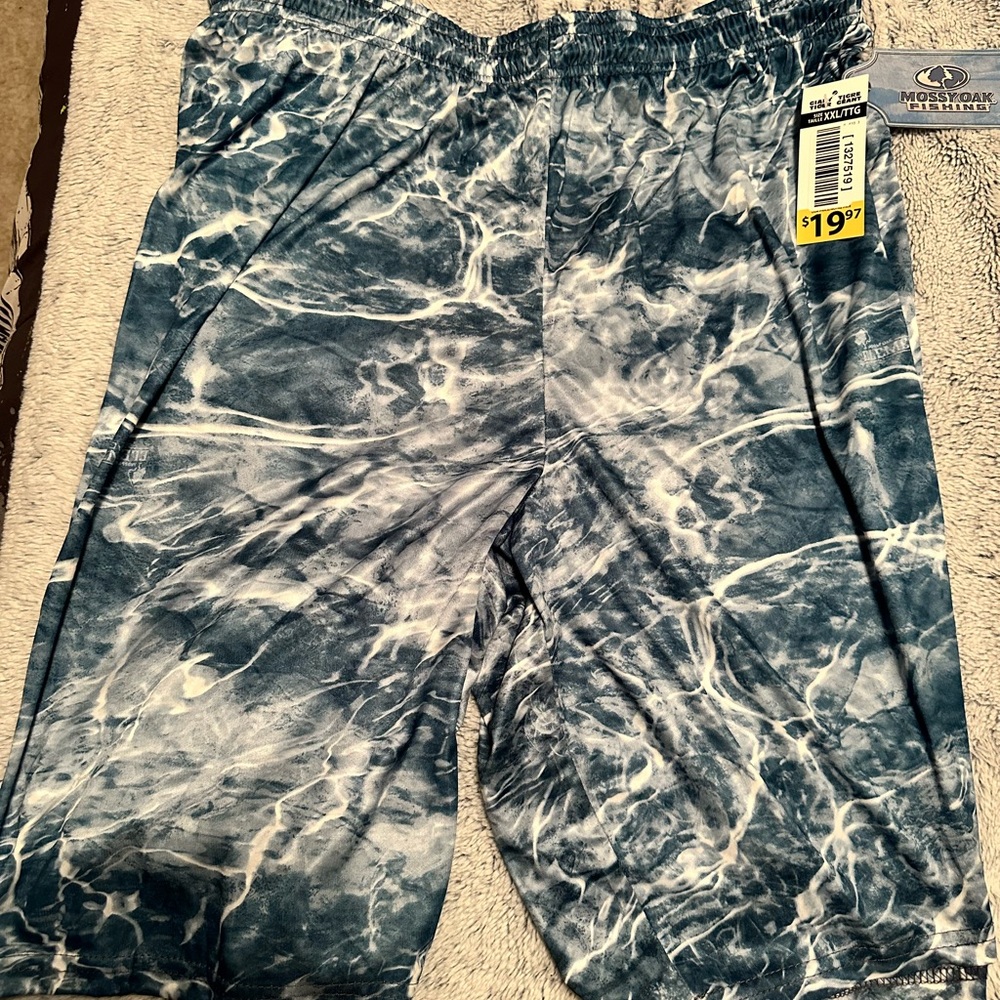 BNWT Men’s XXL Mossy Oak Blue and White Tie-Dye Shorts